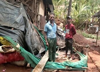 Lightning strikes electricity pole House destroyed!