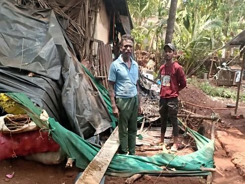 Lightning strikes electricity pole House destroyed!