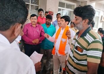 Neat barrier for unsafe school BJP members oppose it!