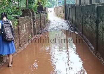 Karwar road submerged due to light rain!