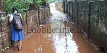 Karwar road submerged due to light rain!