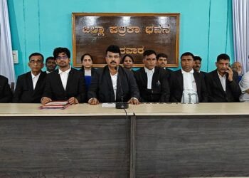 Opposition to Mangaluru Karwar lawyers are in favor of Dharwad!