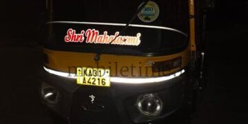 Rickshaw hits divider Driver dies!