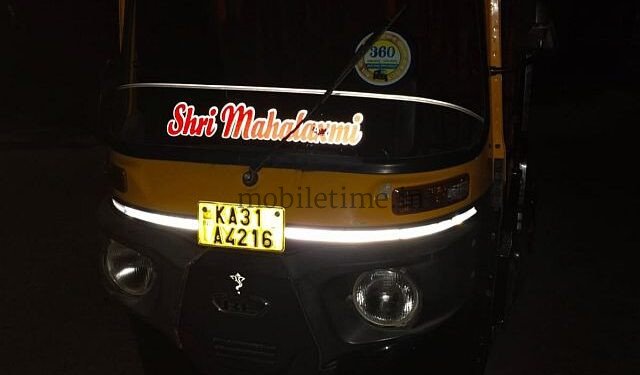 Rickshaw hits divider Driver dies!