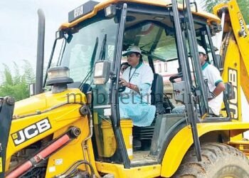 A woman is the operator of this JCB!