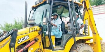 A woman is the operator of this JCB!