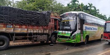 Ankola Lorry rams into bus
