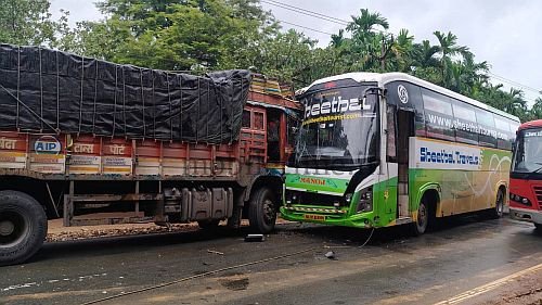 Ankola Lorry rams into bus