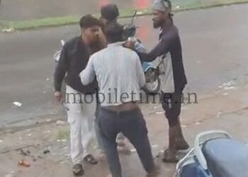 Dandeli Brawl in the middle of the road!
