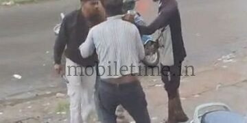 Dandeli Brawl in the middle of the road!