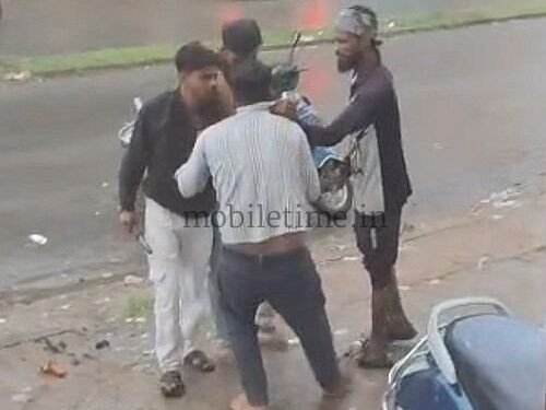 Dandeli Brawl in the middle of the road!