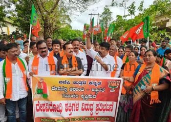 Karwar BJP members lash out at 'Congress-Cockroach'!