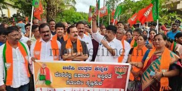 Karwar BJP members lash out at 'Congress-Cockroach'!