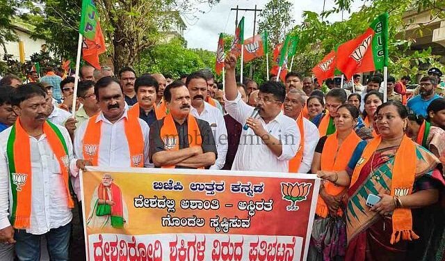 Karwar BJP members lash out at 'Congress-Cockroach'!