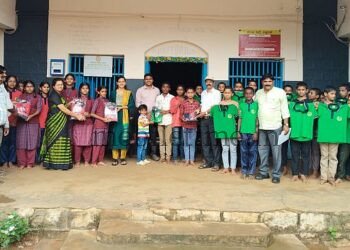 Karwar Forest officer distributes uniforms to school children