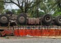 Lorry overturns after crashing into a tree!
