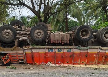 Lorry overturns after crashing into a tree!