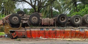 Lorry overturns after crashing into a tree!