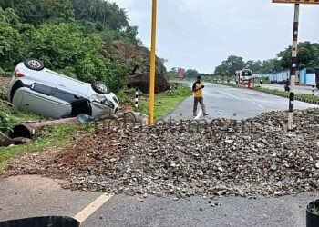 Pile of gravel in the middle of the highway Car overturns!
