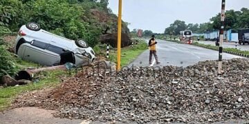 Pile of gravel in the middle of the highway Car overturns!