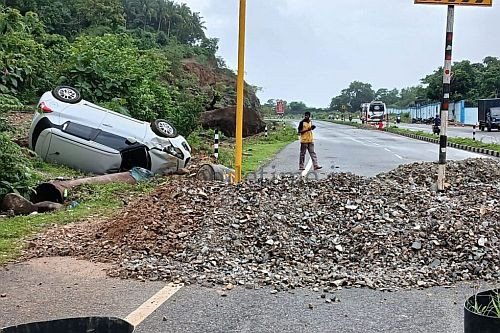 Pile of gravel in the middle of the highway Car overturns!