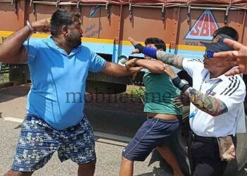 Ankola Fisticuffs in the middle of the road!