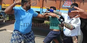 Ankola Fisticuffs in the middle of the road!