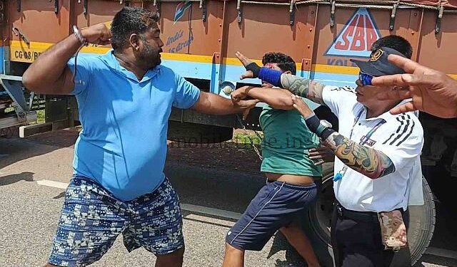 Ankola Fisticuffs in the middle of the road!