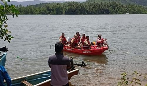 Boat capsized in the river Search operation yields a body!