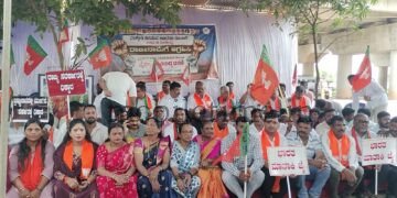 ಜಿಲ್ಲಾಕೇಂದ್ರದಲ್ಲಿ ಗುಡುಗಿದ ಯಲ್ಲಾಪುರ ಬಿಜೆಪಿಗರು