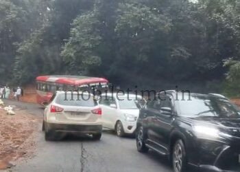 Joida KSRTC bus stuck in the mud!