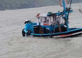 Kumta Boat sinks amidst crashing waves!