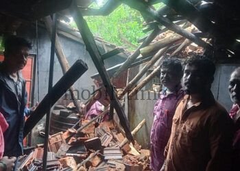 Rain continues in Uttara Kannada district; a house has collapsed in Yellapur due to the rainfall. A wall of the house has given way and water is seeping inside