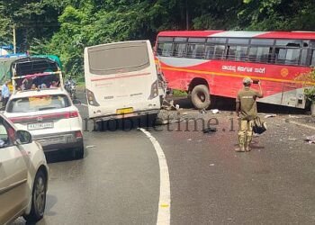 Yellapur 10 people injured!