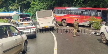 Yellapur 10 people injured!