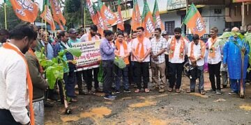 Yellapur BJP fights against potholes!