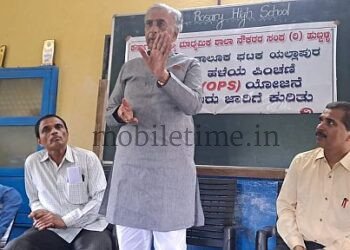 Yellapur Former Chairman holds meeting with teachers