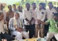 Ravindra Naik in a hushed conversation with Kageri!