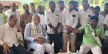 Ravindra Naik in a hushed conversation with Kageri!