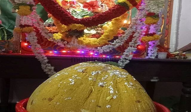 This laddu weighs 25 kg An offering of laddu for the lover of modaks!