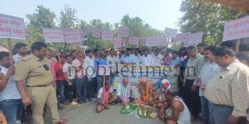 Ankola Offering 'Pinda' (ritual oblations) to a highway pothole!
