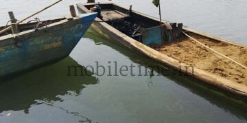 Karwar Illegal sand transport Official yields to pressure!