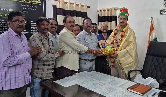 Karwar 'Janashakti Vedike' honors pro-people official