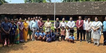 Karwar Lokayukta mingles with children!