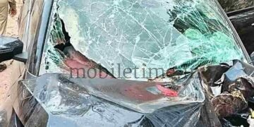 Sirsi Car crashes into a tree!