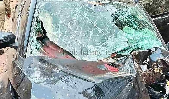 Sirsi Car crashes into a tree!