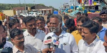 kumta-boat-tragedy-minister-offers-condolences-to-victims-families